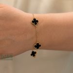 دستبند ونکلیف مشکی پنج گل - مدل