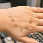 گردنبند پولکی پروانه - روی دست