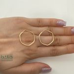 گوشواره هندسی 6 ضلعی نمای روی دست